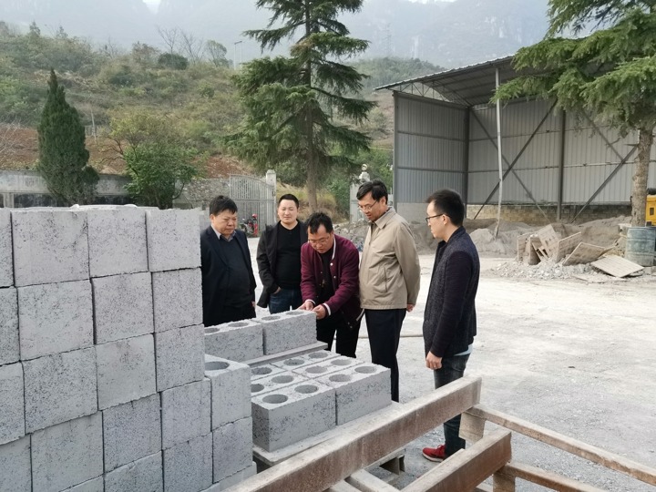 集团党委副书记、总司理高建嵩一行到扶贫联系点调研脱贫攻坚事情