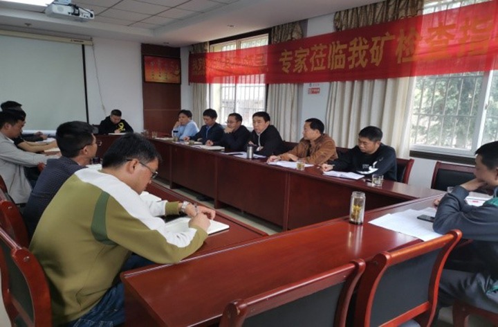 集团党委副书记、、、工会主席王鑫一行到四角地煤矿开展清静生产大排查