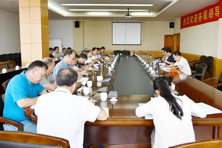 集团党委副书记、、、总司理高建嵩一行到云维集团督导调研