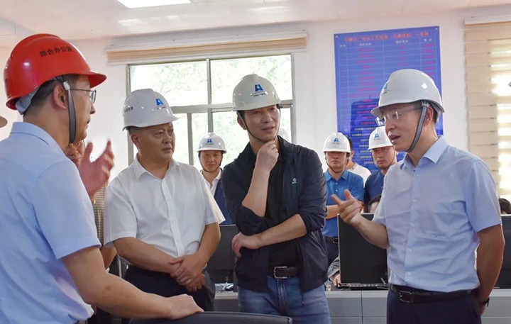 曲靖市委副书记、市长李石松一行到曲煤焦化调研