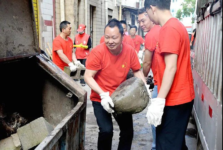 恩洪煤矿党委与新村社区党总支联合开展“双报到双服务双报告”暨党员自愿服务活动