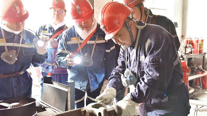 云南煤矿清静监察局党组书记、、局长贺德安率队赴恩洪煤矿开展清静生产督导