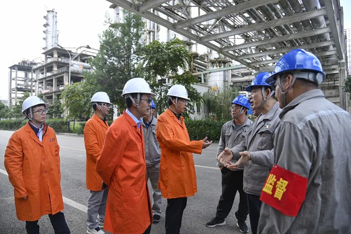 集团党委副书记、、、总司理高建嵩一行赴先锋化工督导调研