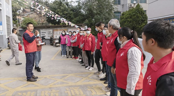 解化化工分公司党委与解化社区党总支结对共建开展“家园环守卫士”自愿服务活动