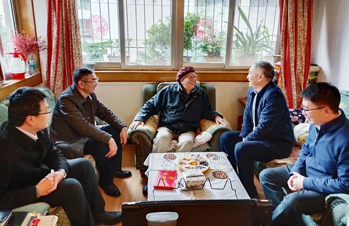 云南省国资委党委委员、、、副主任洪国正一行到云煤（6008集团官方网站）集团开展春节走访慰问离退老干部活动