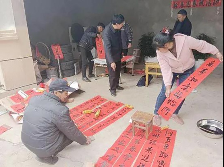顺源煤矿到曲靖市沾益区白水镇基母村开展“干部妄想家乡行动”暨“我为群众办实事”新春送春联活动