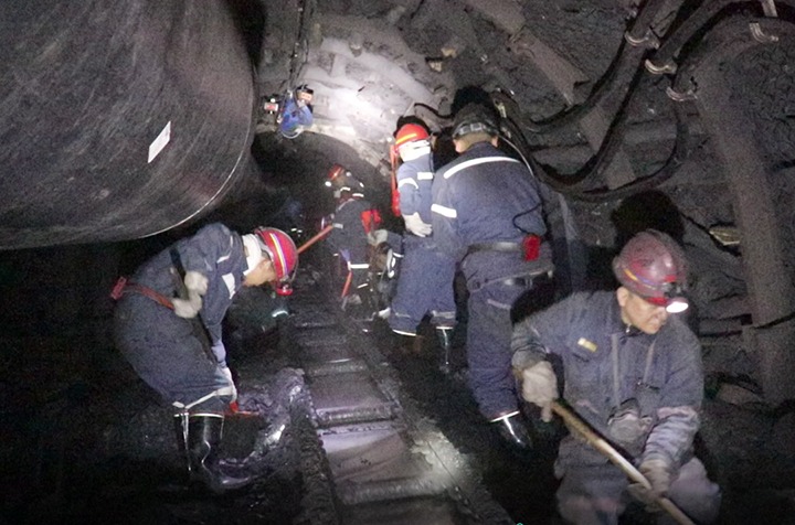 恩洪煤业公司开展“让党旗在服务清静生产一线高高飘扬”主题党日活动