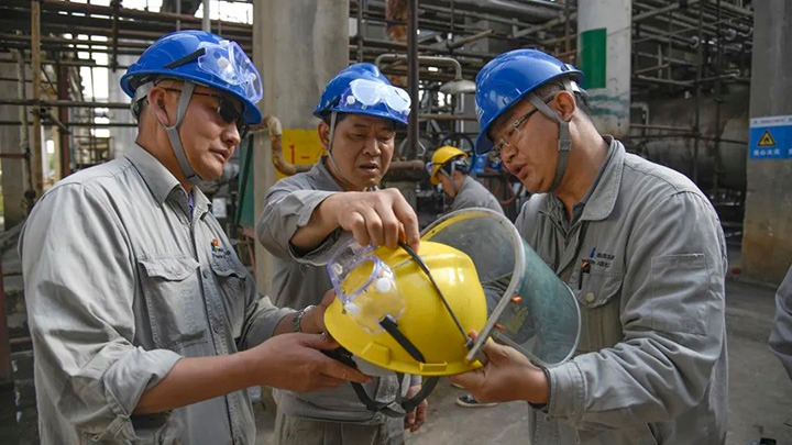 【简讯】先锋化工乐成产出苯酚产品、、东源镇雄煤业为镇雄抗疫助力、、先锋煤业向寻甸县自然资源局汇报用地事情