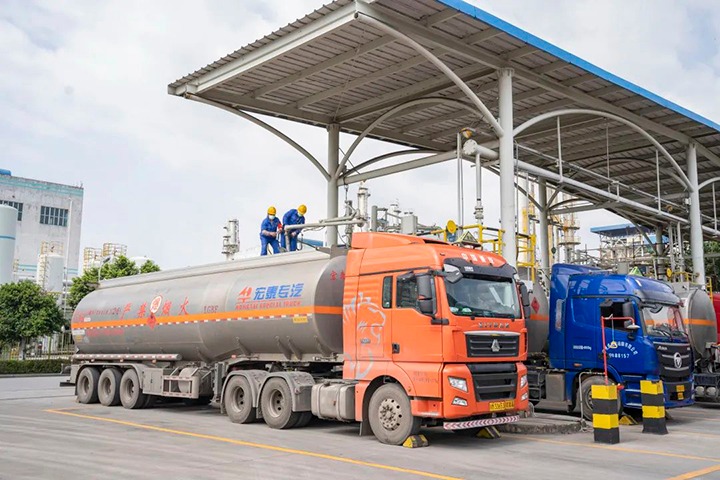 【简讯】解化分公司首车甲醇产品出口缅甸、、曲煤焦化大为制焦公司召开降本增效专题会、、后所煤矿公司取得矿用装备磨练、、装置及刷新资质