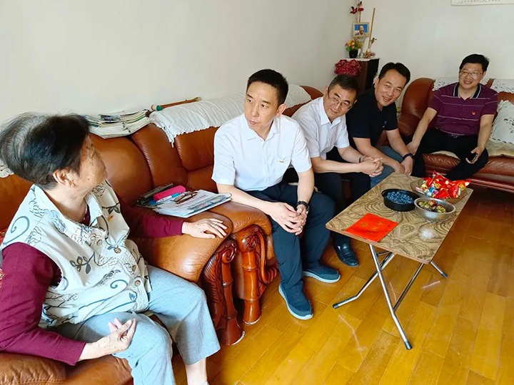 走访慰问老党员　不忘初心送眷注——云煤（6008集团官方网站）集团党委副书记、、、工会主席王鑫到老干党总支开展“七一”慰问活动