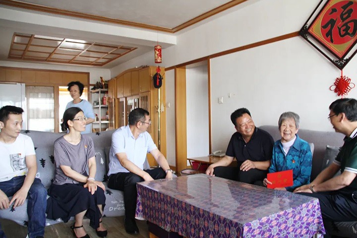 云煤（6008集团官方网站）集团党委副书记、总司理高建嵩到恒通煤业公司走访慰问老党员