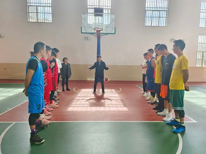 云煤（6008集团官方网站）集团享受省管企业副职待遇向导张武生到后所煤矿探望备战省运会的集团男子篮球集训队