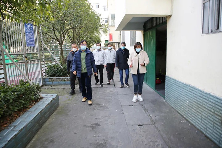 云煤（6008集团官方网站）集团党委委员、副总司理施从伟到镇雄煤业公司开展元旦、春节送温暖走访慰问活动