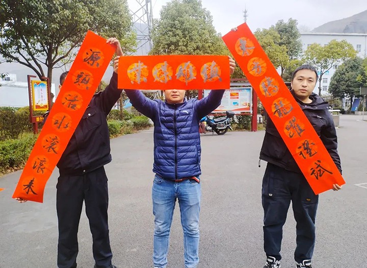 【简讯】镇雄煤业公司开展“送万、、、进万家”公益活动