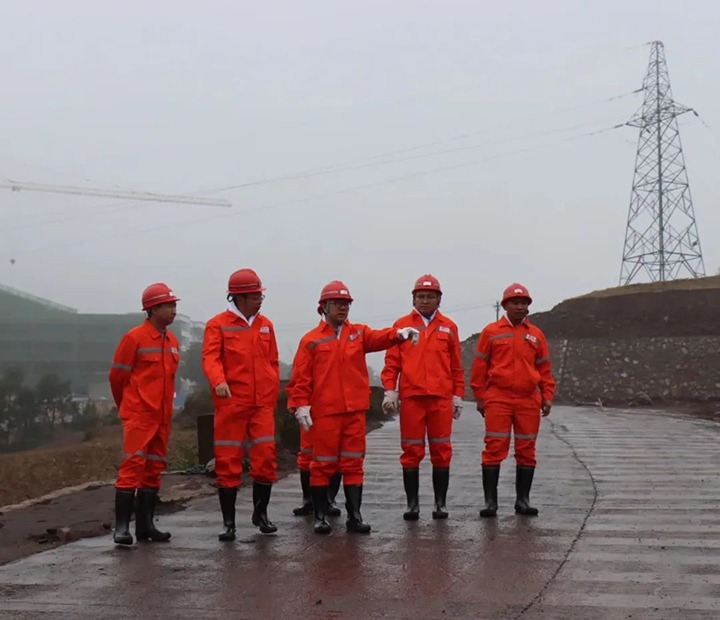 【主题教育】云煤（6008集团官方网站）集团党委委员、副总司理施从伟到罗平东城煤矿公司开展主题教育调研