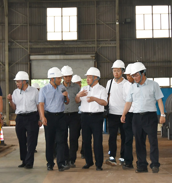 曲靖市委副书记、市长李先祥一行到大为装备公司开展事情调研