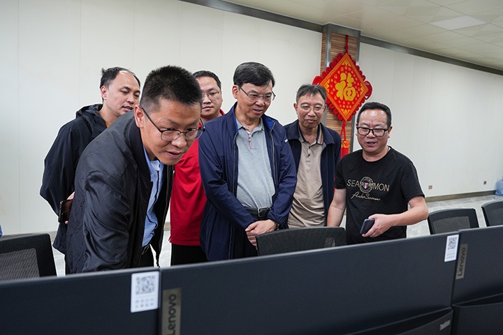 云煤集团党委副书记、、、副董事长、、、总司理高建嵩到恩洪煤业公司调研指导事情