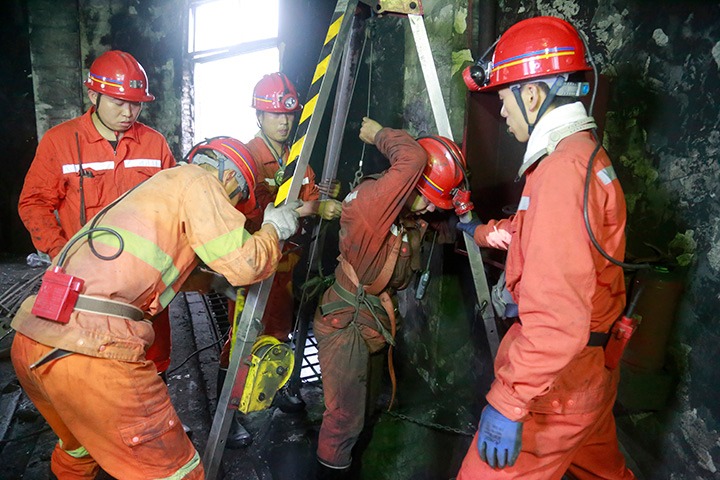 观音山煤矿驻矿中队团结一心，，圆满完成储煤厂1号制品仓整理使命