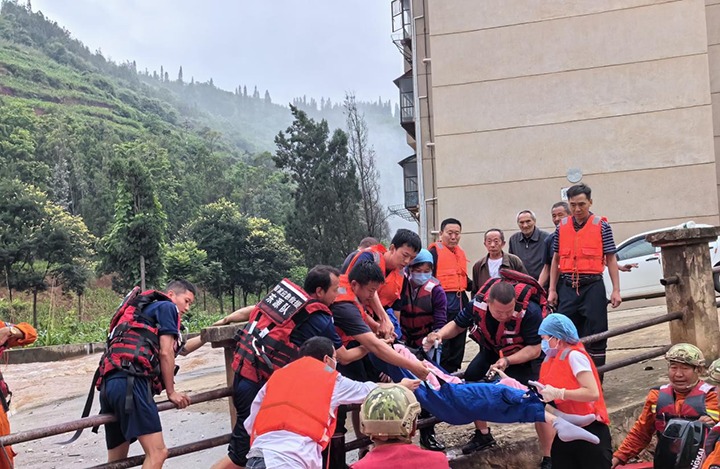 要害时刻冲在前，，防汛抢险护平安，，云煤集团在行动！！！