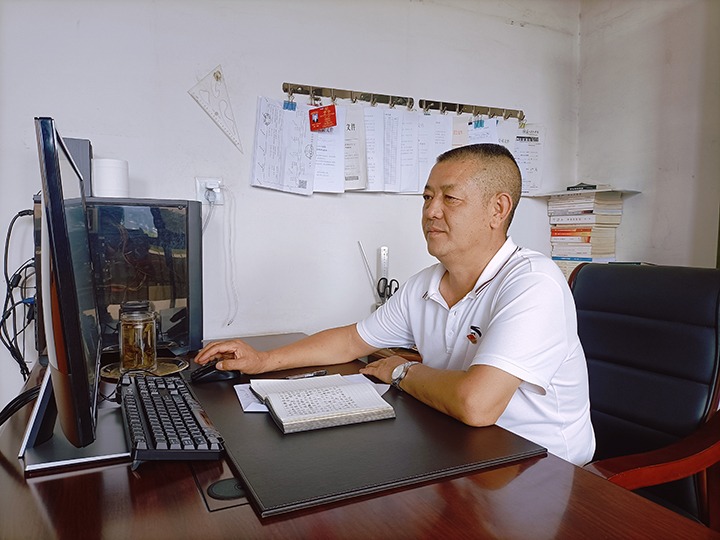 朱鹏勋：：：以责任与继承誊写欠亨俗