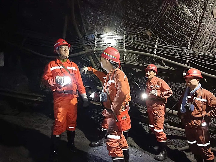 云煤集团副总司理、、、总工程师施从伟到金城煤矿检查指导事情