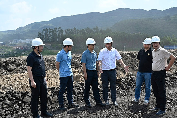 云煤集团党委委员、、副总司理施从伟到先锋煤业检查指导清静生产事情