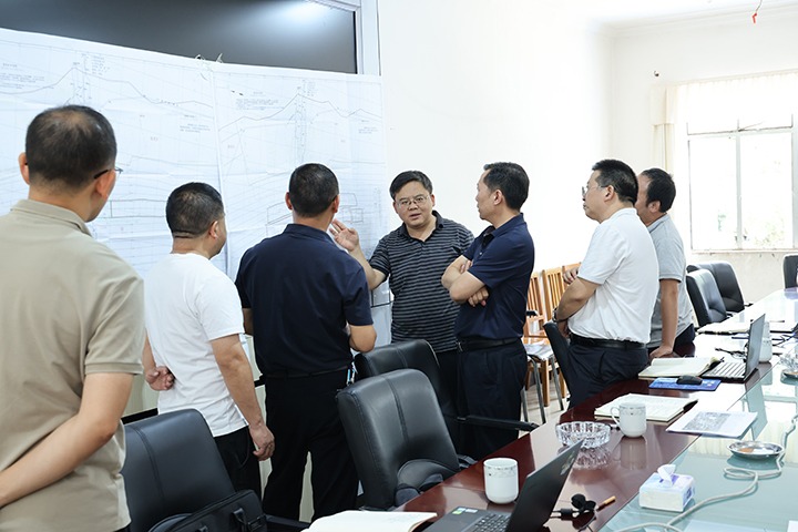 国家矿山清静监察局云南局党组成员、总工程师陈涌泉一行到田坝煤矿公司开展清静检查与调研指导事情