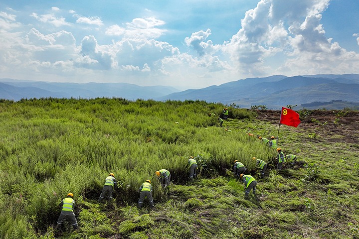 “镜”指“幕后英雄”！ 先锋煤业职工以汗水铸就责任，，，共绘企业生长优美蓝图