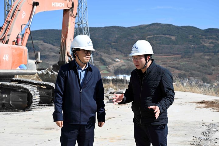 集团党委委员、、、副总司理、、、总工程师施从伟到先锋煤业调研清静生产事情