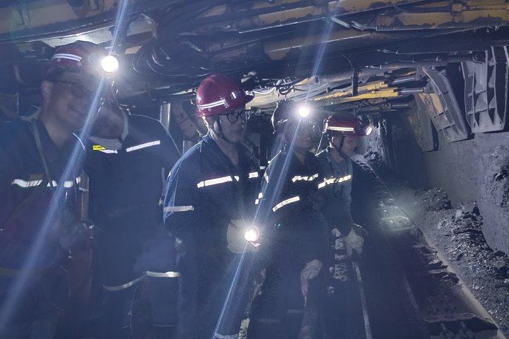 云煤集团党委委员、副总司理施从伟到陆东煤矿督导检查“两会”时代清静生产事情