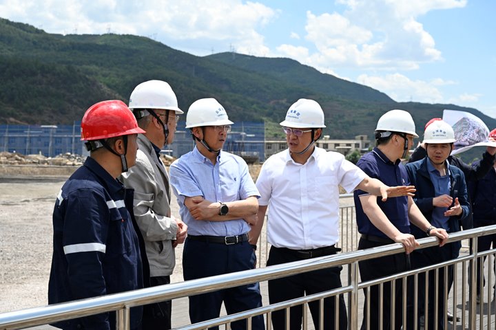 集团党委副书记、、、副董事长、、、总司理高建嵩一行到先锋煤业检查清静生产事情