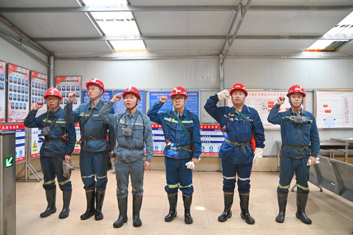 云煤集团党委委员、、副总司理、、总工程师施从伟到陆东煤矿督导检查清静生产事情