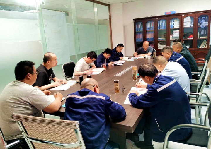 煤矿“夜课堂”：：值班间隙一小时，，，人人都是清静讲师！