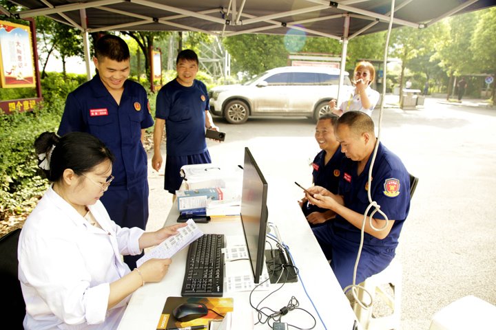 以热血为灯，，照亮生命之路——镇雄煤业爱心献血活动暖心落幕