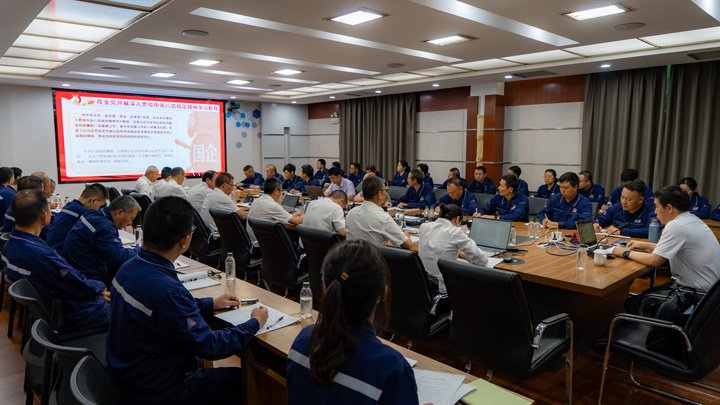 云煤集团党委副书记、工会主席王鑫到解化分公司挂联氨加工厂党支部教学专题党课