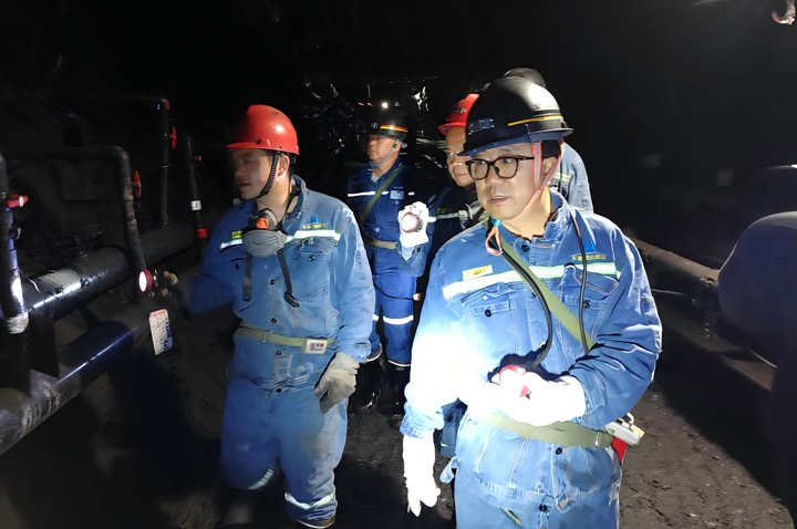 云煤集团党委委员、副总司理、总工程师施从伟一行到镇雄煤业调研指导清静生产事情